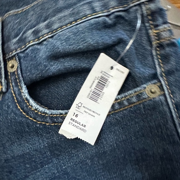NWT Women’s Old Navy Famous straight cut jeans size 16 - Picture 2 of 10